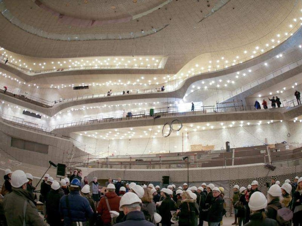 Die «weiße Haut» im Saal soll später für größtmöglichen Musikgenuss sorgen. Foto: Axel Heimken