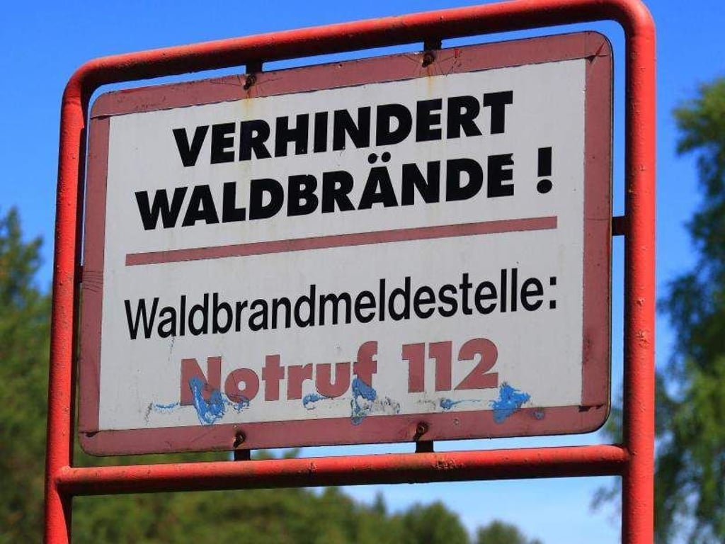 Schild: "Verhindert Waldbrände! Waldbrandmeldestelle Notruf 112". Foto: Jens Wolf/Archiv