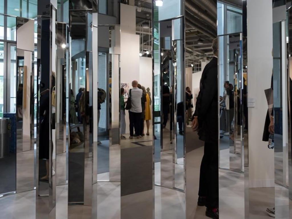 Wohin führt der Weg? «Your Way» (2017) des dänischen Künstlers Jeppe Hein. Foto: Georgios Kefalas/KEYSTONE