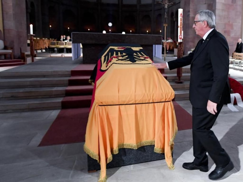 EU-Kommissionspräsident Jean-Claude Juncker steht im Dom zu Speyer am Sarg des Altkanzlers. Foto: Arne Dedert