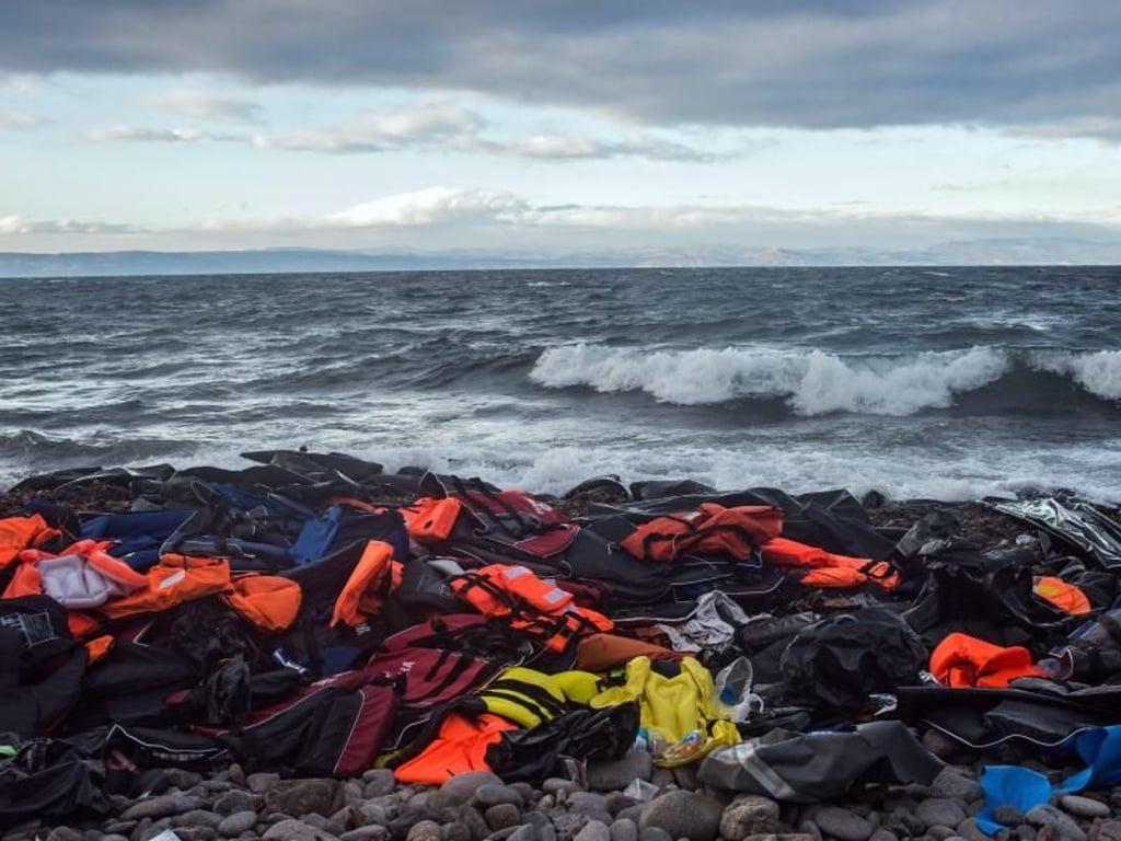 Angeschwemmte Rettungswesten und Reste von Schlauchbooten. Immer wieder kommt es im Mittelmeer zu Flüchtlingstragödien. Foto: Filip Singer