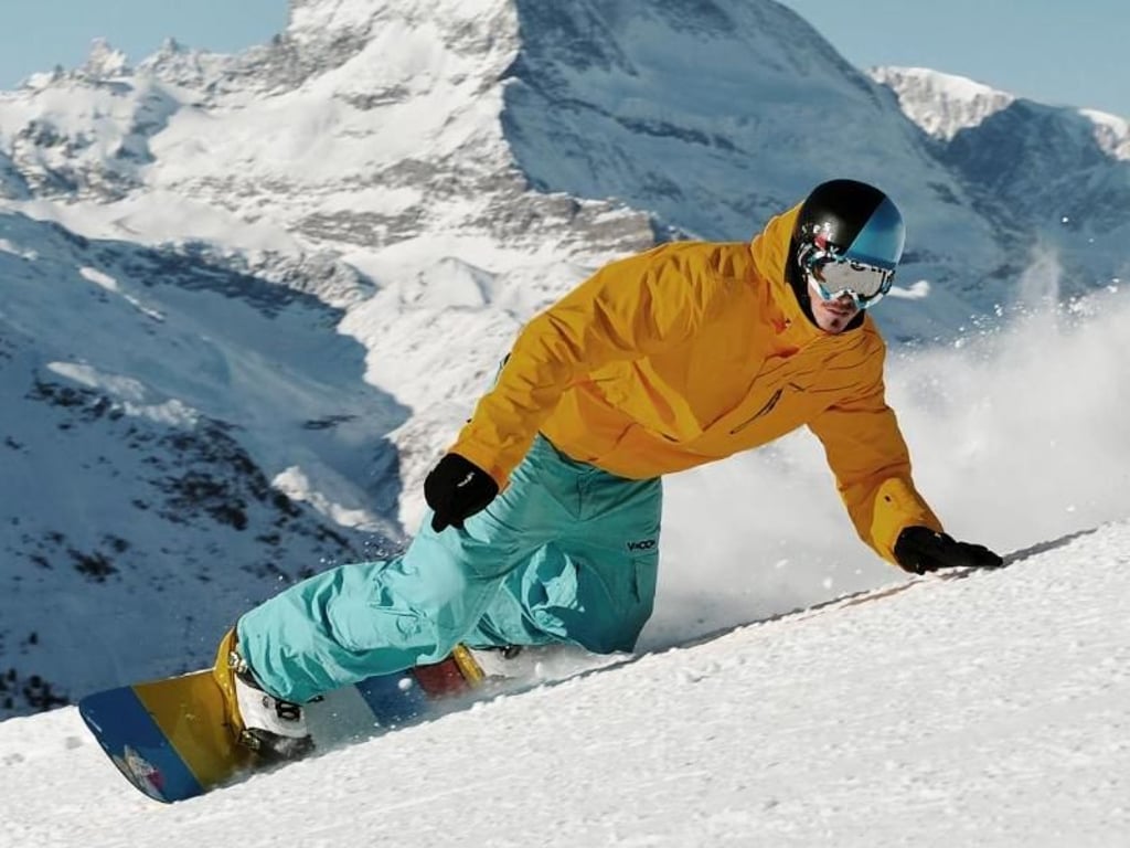Snowboarden mit Blick auf das Matterhorn: Das ist rund um Zermatt möglich. Foto: Zermatt Bergbahnen