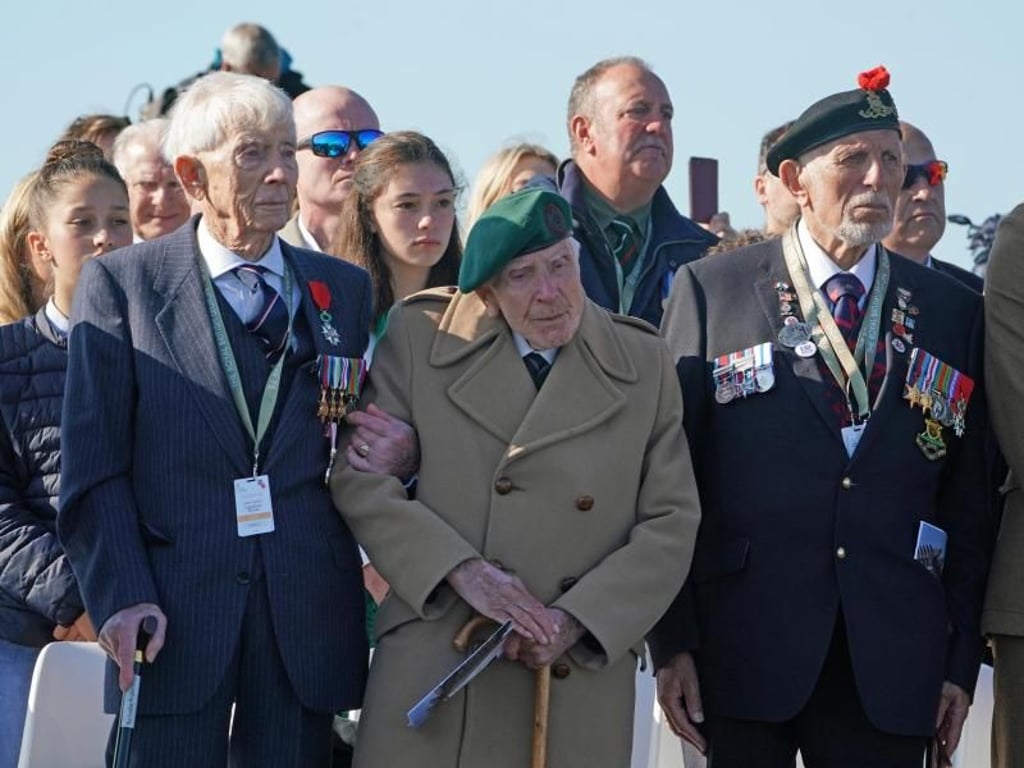 Veteranen nehmen an der Einweihung der Gedenkstätte British Normandy Memorial Site teil. Foto: Owen Humphreys/PA Wire