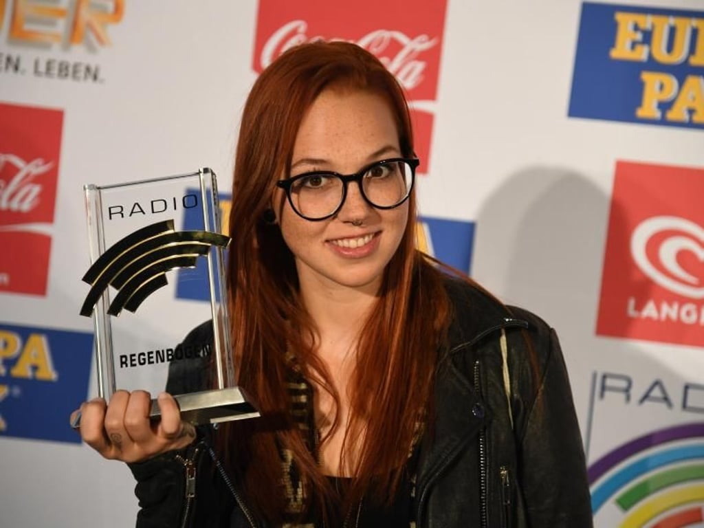Sängerin Stefanie Heinzmann erhält den Radio Regenbogen Award ?Song des Jahres 2015? . Foto: Uli Deck