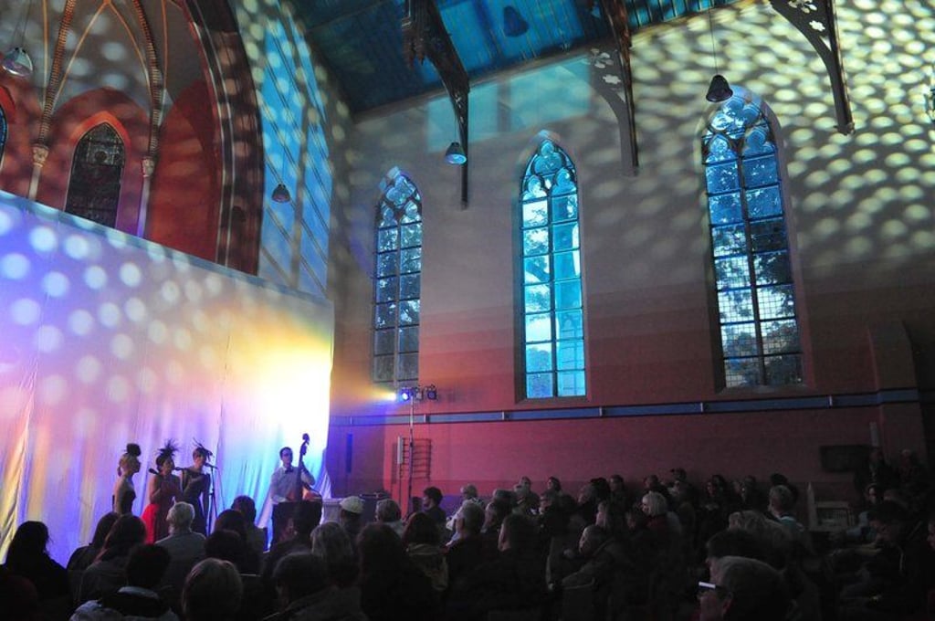 Foto: Uli LŸcke--Mehrere SchauplŠtze lockten am Samstag Hunderte in den SŸden der Stadt zur Kulturnacht "Salbke in anderem Licht". Warzeichen, Musik und diverse Licht-und Videoaktionen bildeten das Konzept. Hier Berlin Strewberries - pflŸckfrisch und beerenstark" alias Alexandra Schmidt, Inga Philipp und Martina B‡rtov‡ bei mihrem Auftritt in der Sankt Gertraud Kirche. Dazu eine tolle Lichtinstallation