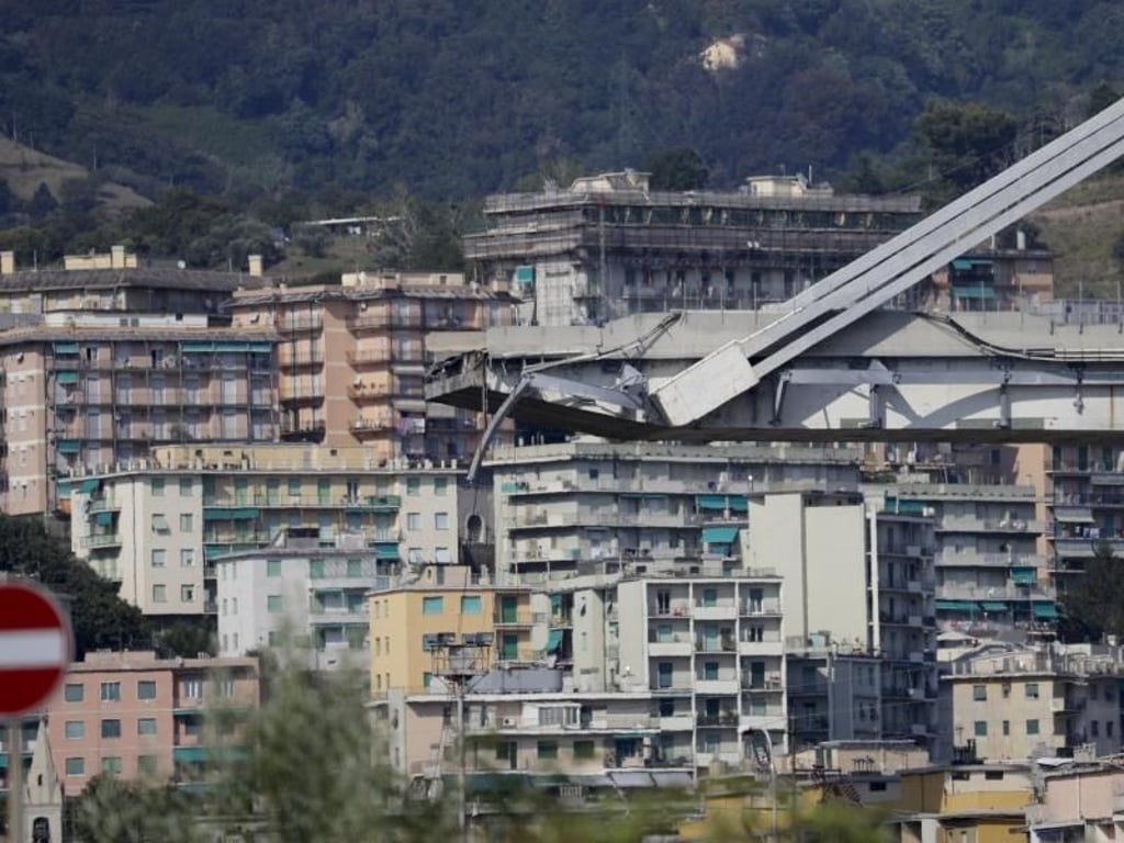 Blick auf die teilweise eingestürzte Morandi-Autobahnbrücke. Foto: Gregorio Borgia/AP