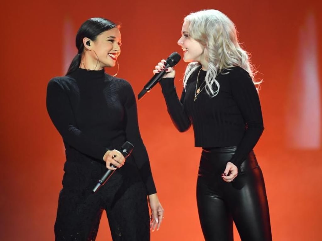 Das Duo S!sters beim Vorentscheid für den Eurovision Song Contest «Unser Lied für Israel» auf der Bühne. Foto: Britta Pedersen
