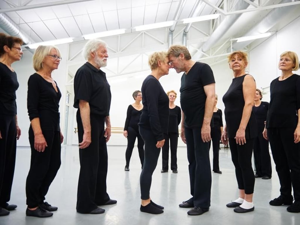 Die 55- bis 80-Jährigen haben ein gemeinsames Hobby: Ballett. Foto: Bernd Thissen