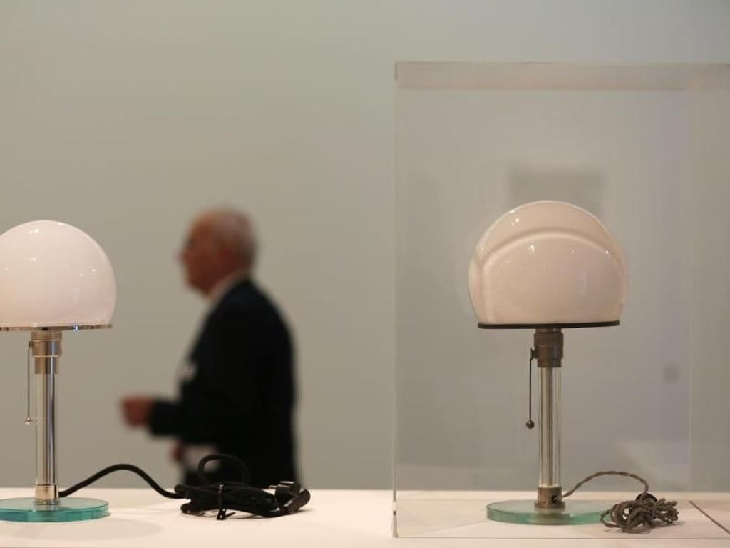 Das Original der Tischlampe von W. Wagenfeld (r) und ein Nachbau. Foto: Oliver Berg