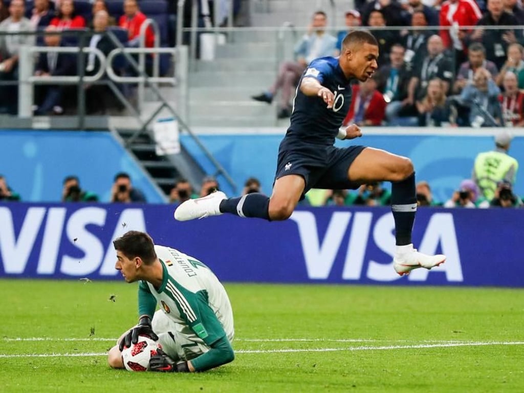 Belgiens Torhüter Thibaut Courtois (l) klärt vor Stürmerstar Mbappé. Foto: Frank Augstein/AP