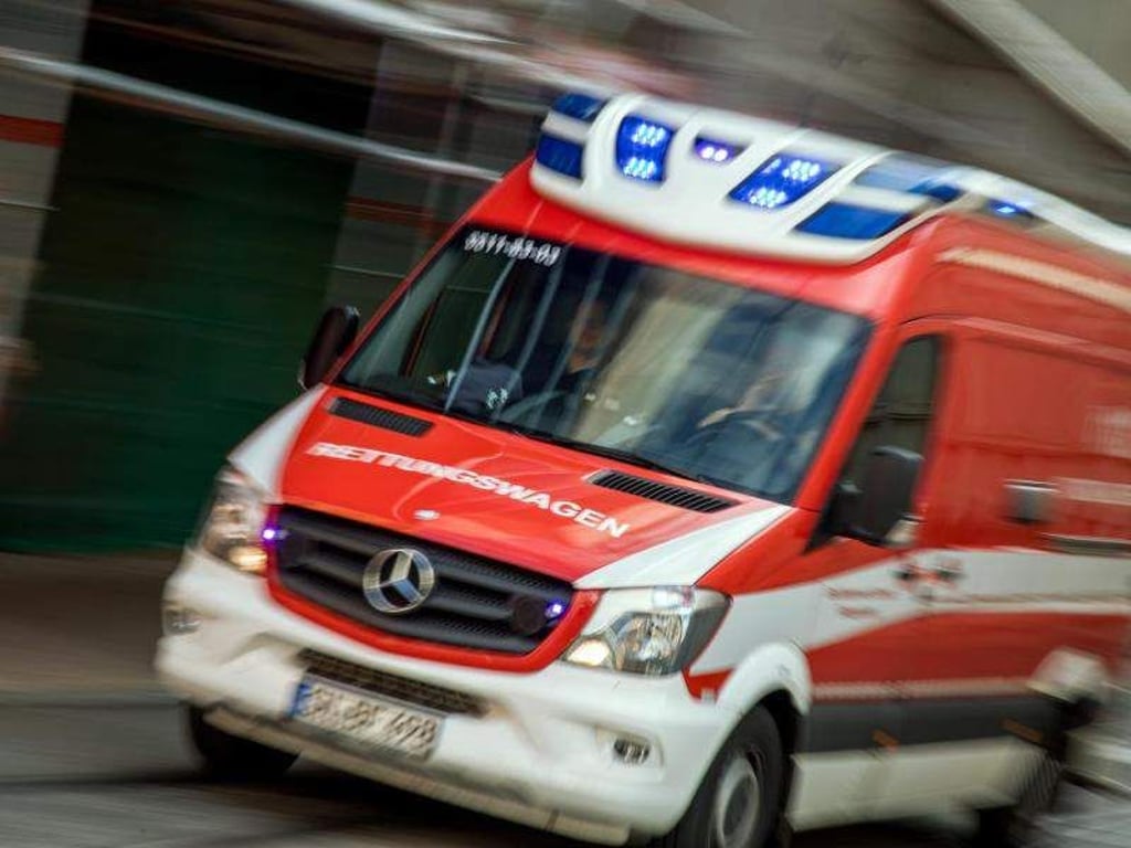 Ein Rettungswagen fährt mit Blaulicht durch die Stadt. Foto: Jens Büttner/Archiv