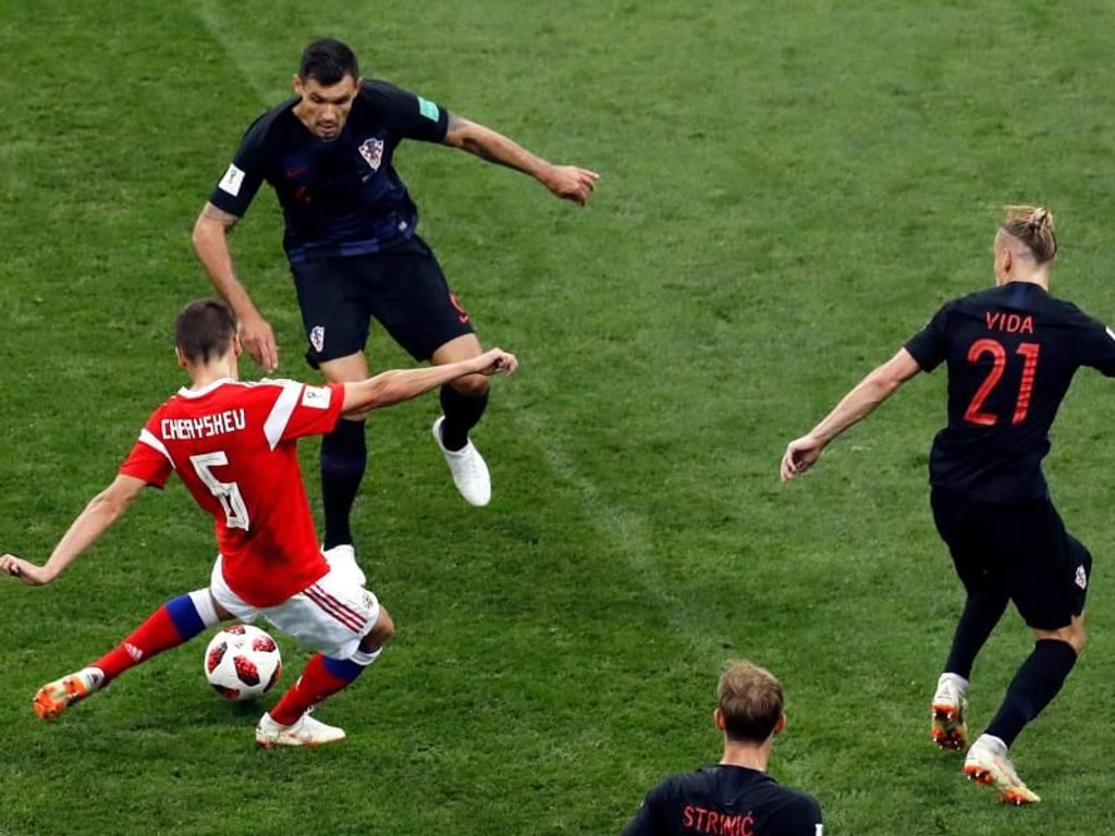 Russlands Denis Tscheryschew (l) kann sich vor seinem Treffer zum 1:0 gegen gleich drei Kroaten durchsetzen. Foto: Alexander Zemlianichenko/dAP