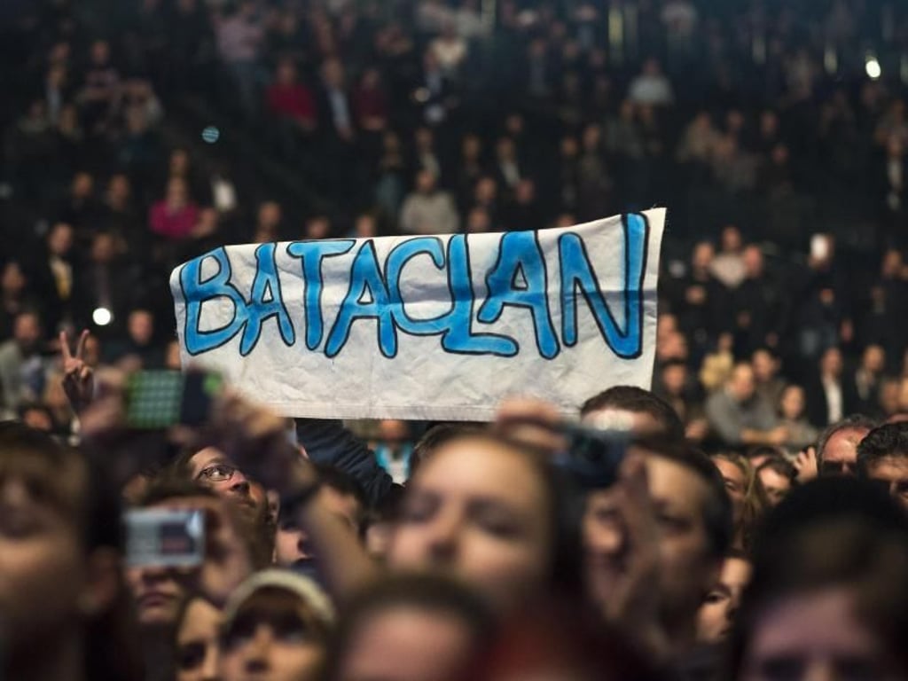 Transparent mit dem Schriftzug "Bataclan" beim Scorpions-Konzert in Paris. Foto: Nicolas Carvalho Ochoa