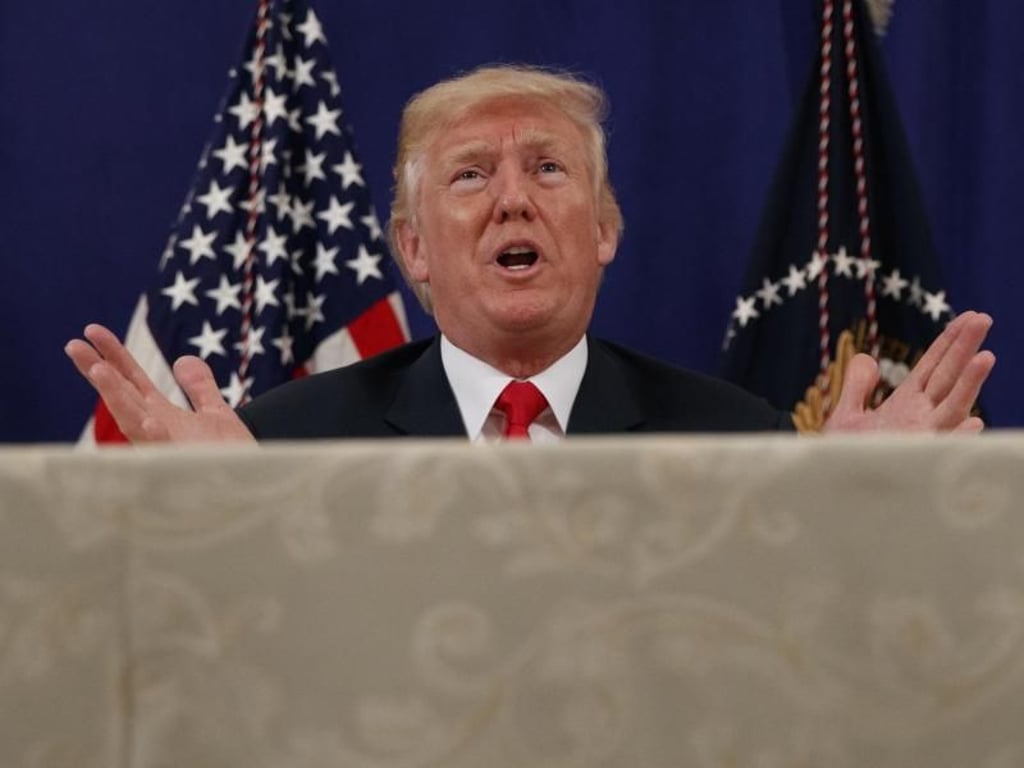 US-Präsident Donald Trump äußert sich in seinem Urlaubsdomizil in Bedminster, New Jersey. Foto: Evan Vucci