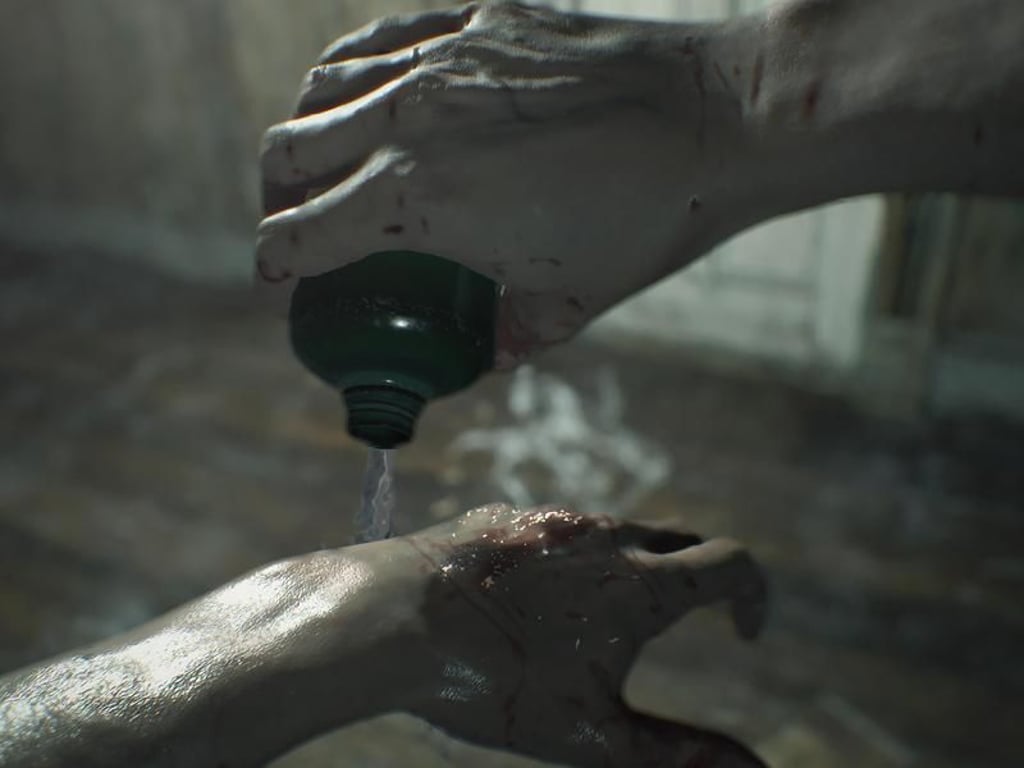 Protagonist Ethan Winter ist alles andere als ein Superheld. Er ist ziemlich verletzlich und hält keinen Monsterhorden stand. Foto: Capcom