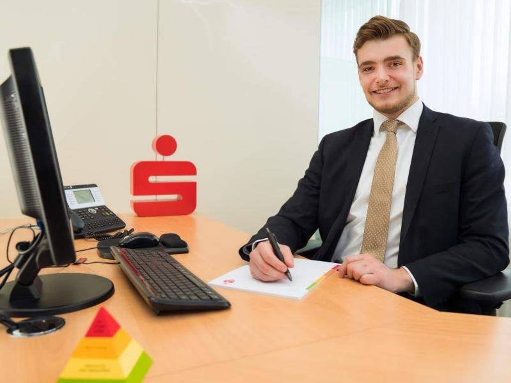 Ausbildung abgeschlossen: Seit Januar 2018 ist Florian Schürmann kein Azubi mehr, sondern regulärerer Bankkaufmann bei der Sparkasse Bielefeld. Foto: Jens Flachmann/Sparkasse Bielefeld