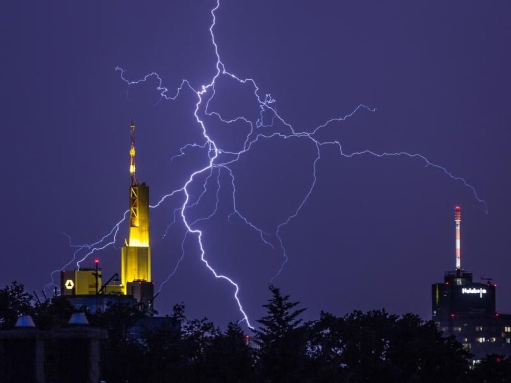 Sturm in Hessen: Umgestürzte Bäume und beschädigte Dächer. Foto: Frank Rumpenhorst