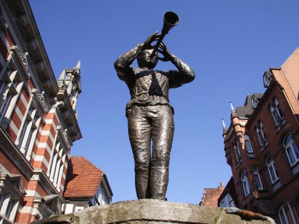 Der Rattenfängerbrunnen erinnert an die berühmteste Figur der Stadt - auch wenn die Geschichte mit Ratten eigentlich gar nichts zu tun hat. Foto: Hameln Marketing und Tourismus GmbH/dpa-tmn