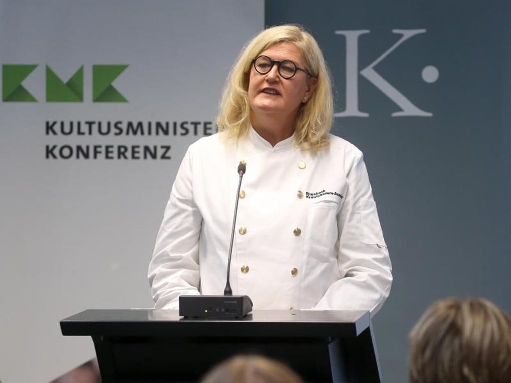 Dresden: Elisabeth Kreutzkamm-Aumüller spricht die Frage nach einer «neuen Heimat» an. Foto: Wolfgang Kumm/dpa