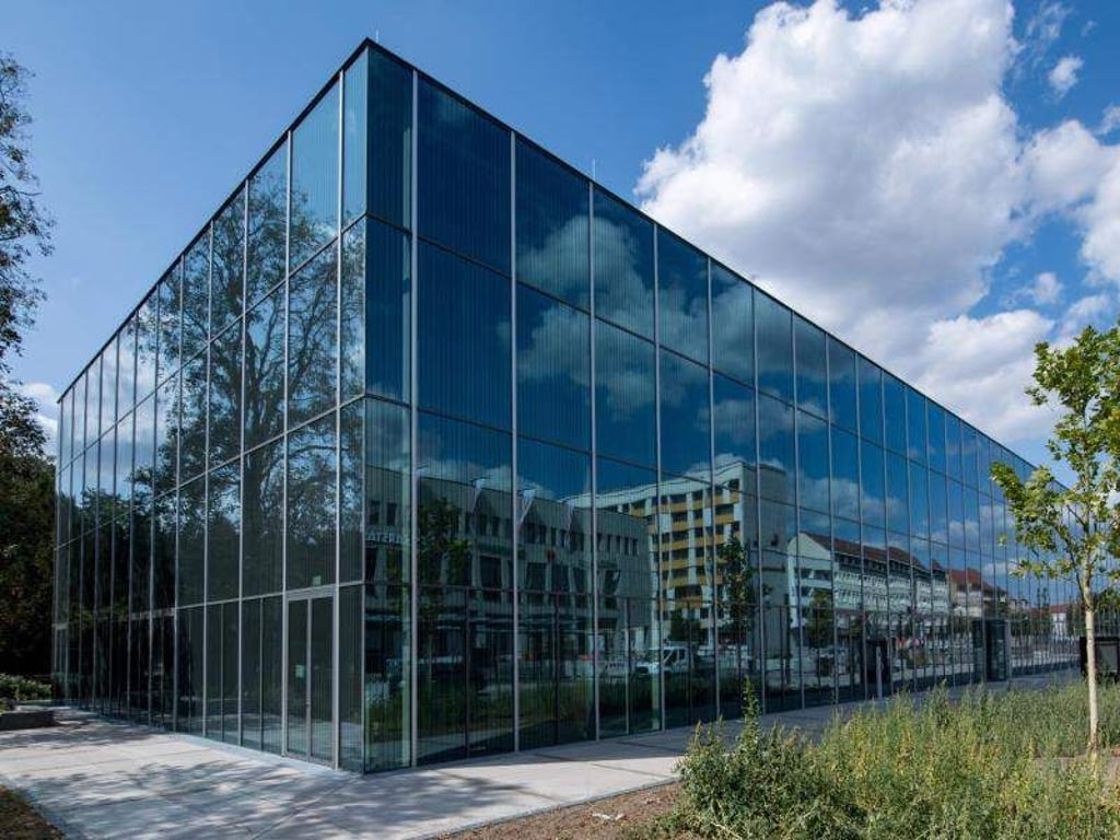 Blick auf das neue Bauhaus Museum Dessau nach einem Entwurf des spanischen Architektenbüros Gonzales Hinz Zabala. Foto:&nbsp;Hendrik&nbsp;Schmidt/Archiv