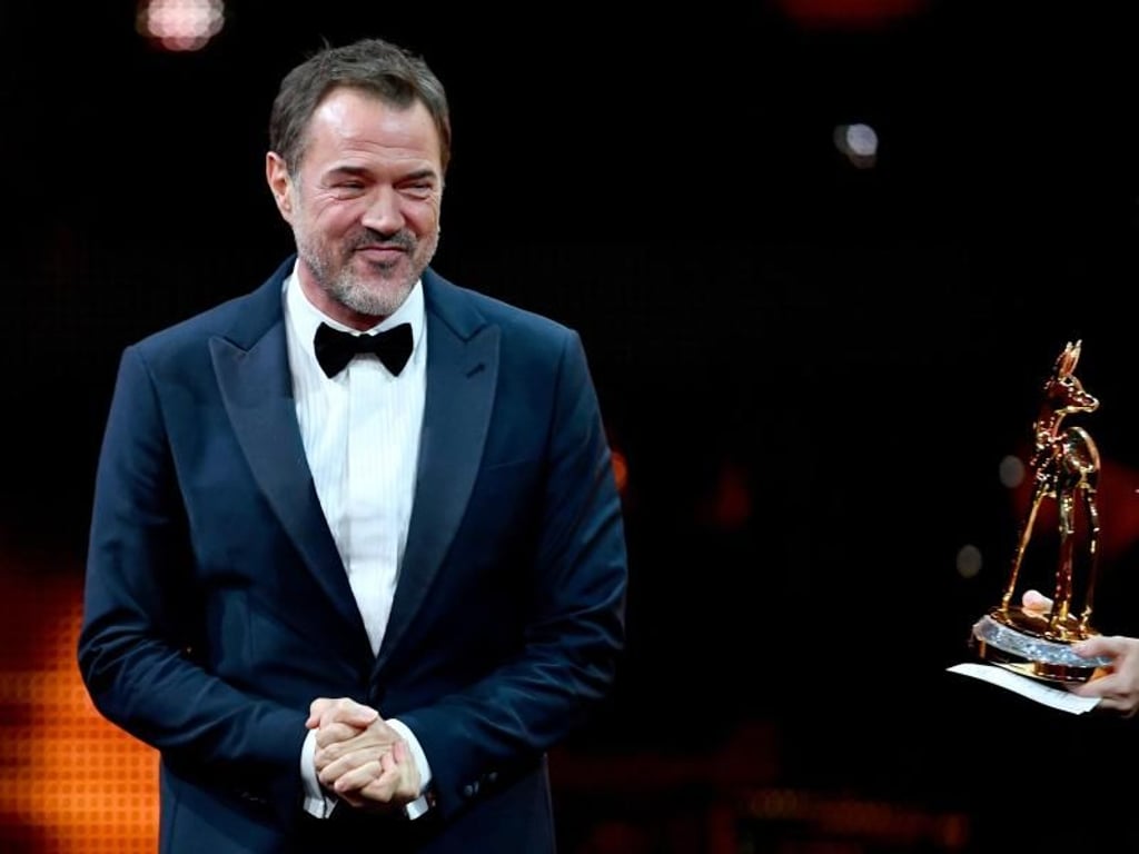 Da kommt das Bambi: Sebastian Koch hat in der Kategorie «Bester Schauspieler National» gewonnen. Foto: Soeren Stache
