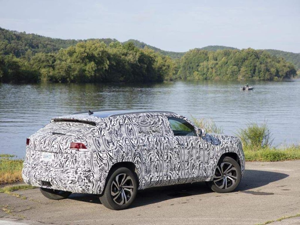 Der VW Atlas Cross Sport, hier noch im Erlkönig-Outfit, ist 4,90 Meter lang - und damit vielleicht kurz genug, um auch in Deutschland auf den Markt zu kommen. Foto: VW
