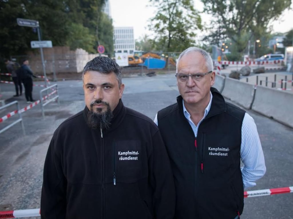 Bombenentschärfer vom Regierungspräsidium Darmstadt warten auf ihren Einsatz. Foto: Frank Rumpenhorst