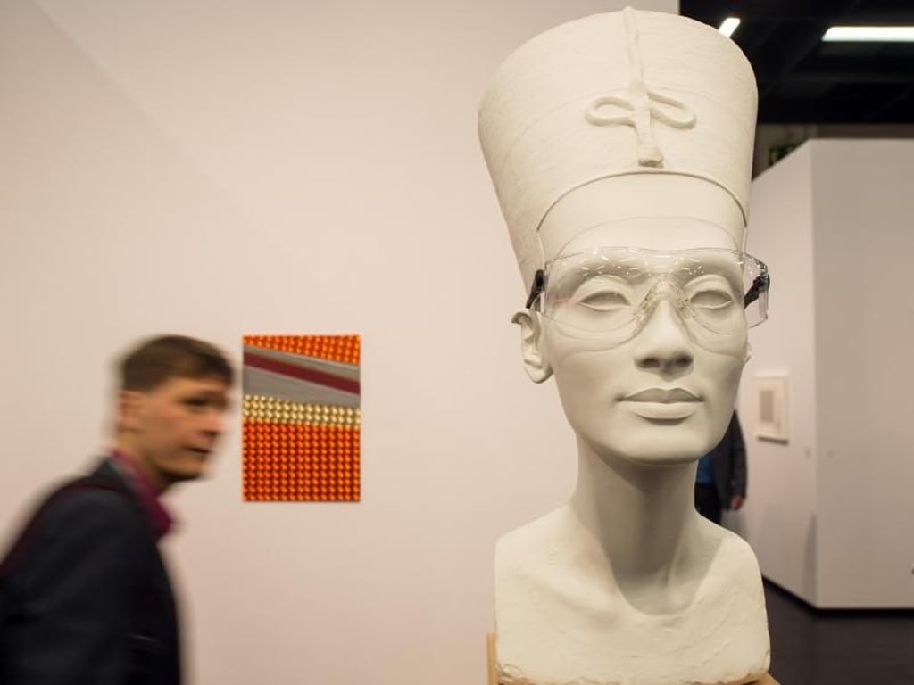 Die «Nefertiti sculpture» aus dem Jahr 2015 von Isa Genzken wird im Vorbeigehen von einem Besucher begutachtet. Foto: Federico Gambarini