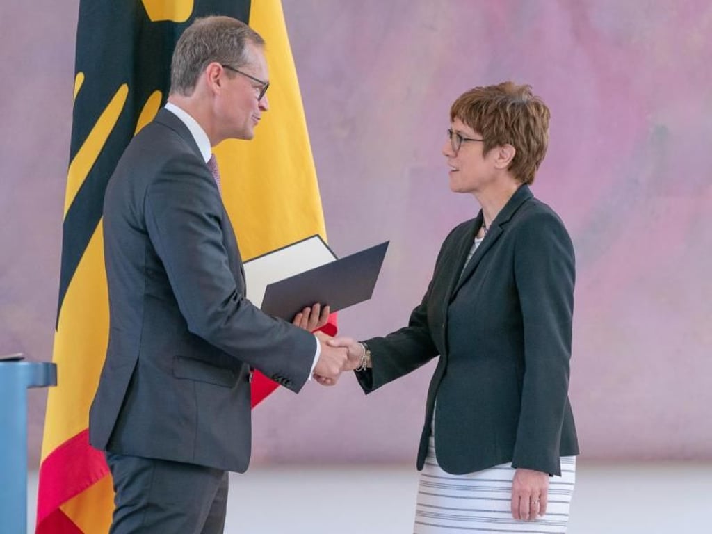 Annegret Kramp-Karrenbauer erhält ihre Ernennungsurkunde aus den Händen von Berlins Regierendem Bürgermeister Michael Müller, der als stellvertretender Bundesratspräsident Bundespräsident Steinmeier vertritt. Foto: Michael Kappeler