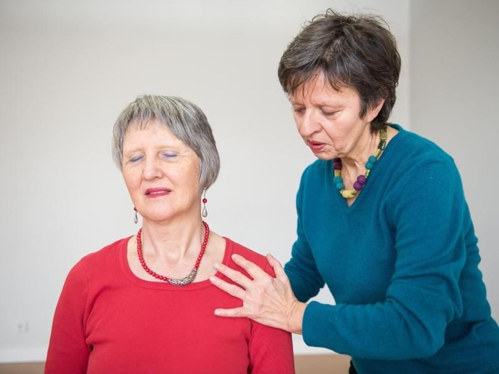 Wie genau fühlt sich der eigene Atem eigentlich an? Das verdeutlicht Atemtherapeutin Gertrud Kutscher vom BE BreathExperience Team ihrer Klientin. Foto: Robert Günther