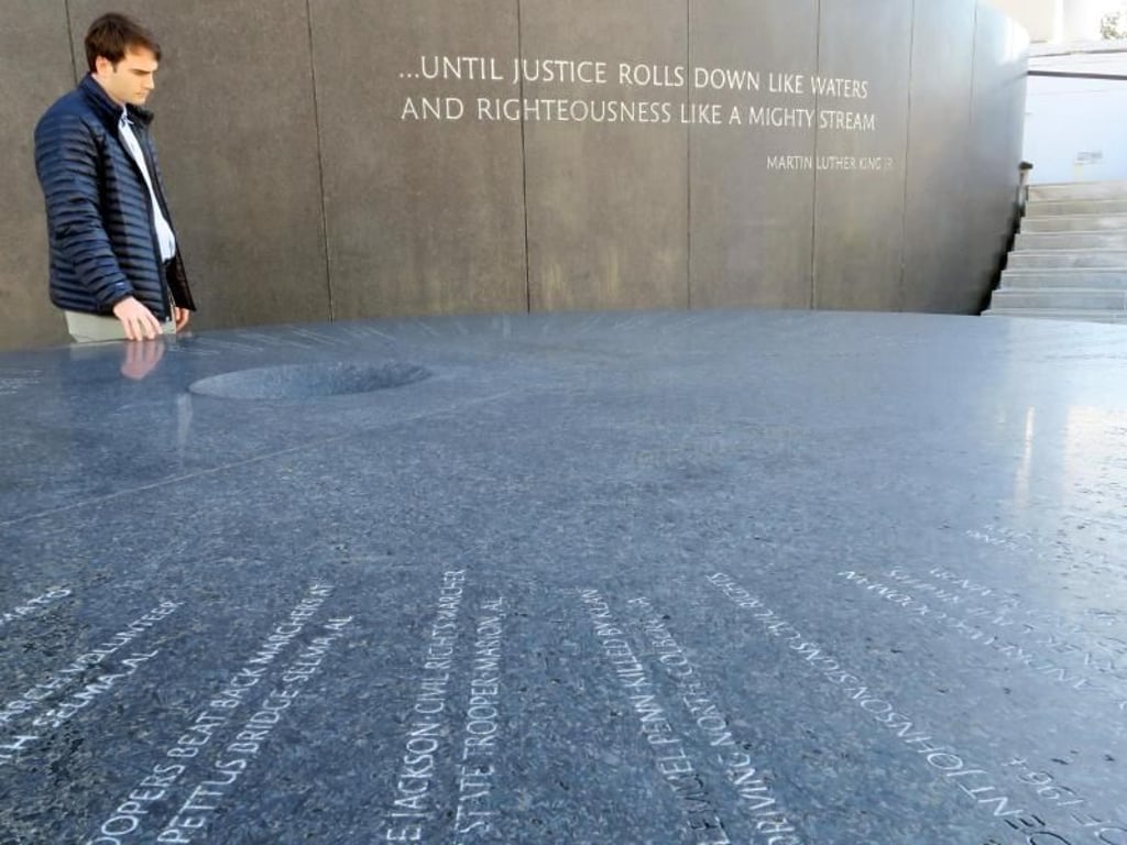 Ein Ort des Gedenkens: Das Civil Rights Memorial Center in Montgomery erinnert an die Opfer, die im Kampf für mehr Bürgerrechte der Schwarzen in den 1950er und 1960er Jahren ums Leben kamen. Foto: Christian Röwekamp