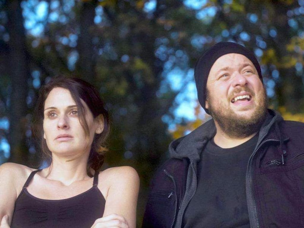 Hans (Till Butterbach) beginnt eine Affäre mit seiner Trainerin Kim (Julia Becker). Foto: Arte/SR/tellfilm