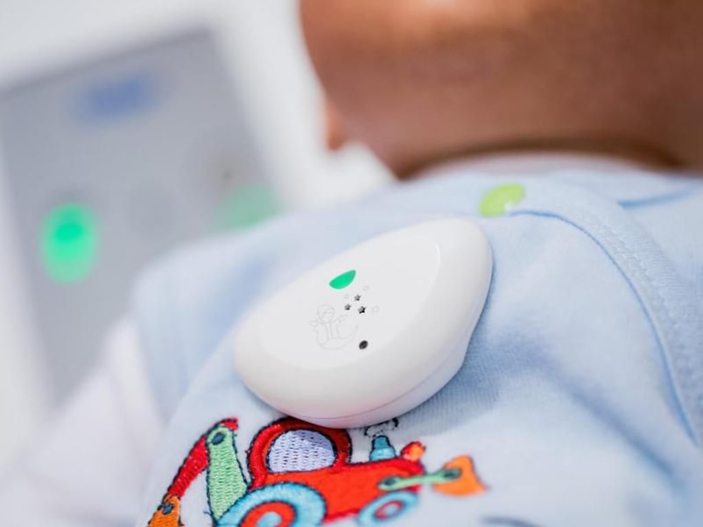 Der Dreamguard von Dräger dient der Überwachung der Atembewegungen, der Schlafposition und der Geräusche eines Babys. Foto: Rolf Vennenbernd