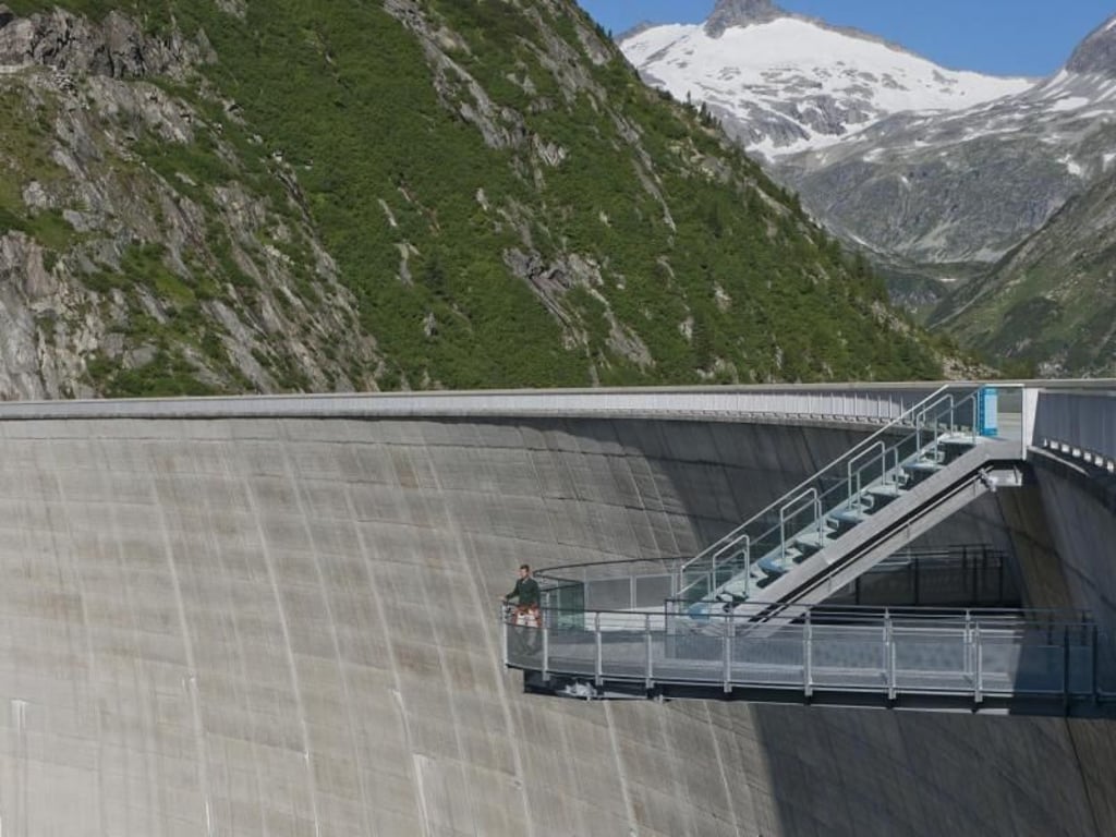 Der Skywalk Kölnbreinsperre in Oberkärnten wurde an die höchste Staumauer Österreichs montiert. Foto: VERBUND Malta Hochalmstraße