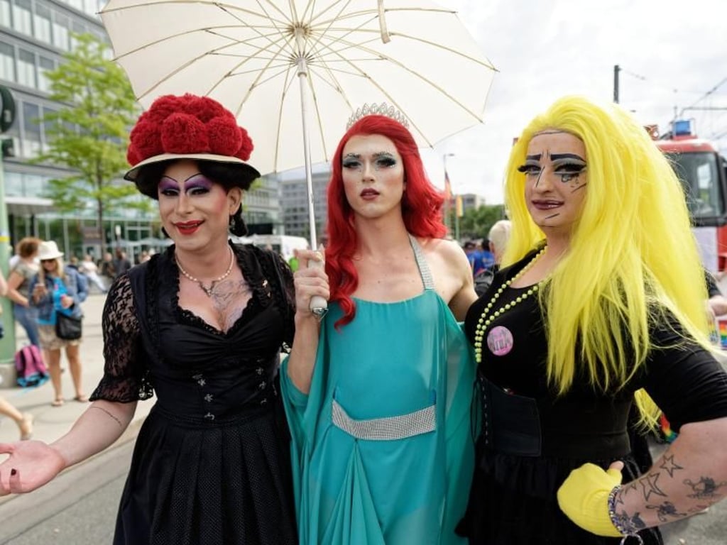 Die Dragqueens Betty BBQ (l) und Lilly Lips (r) posieren mit einer Prinzessin. Foto: Henning Kaiser