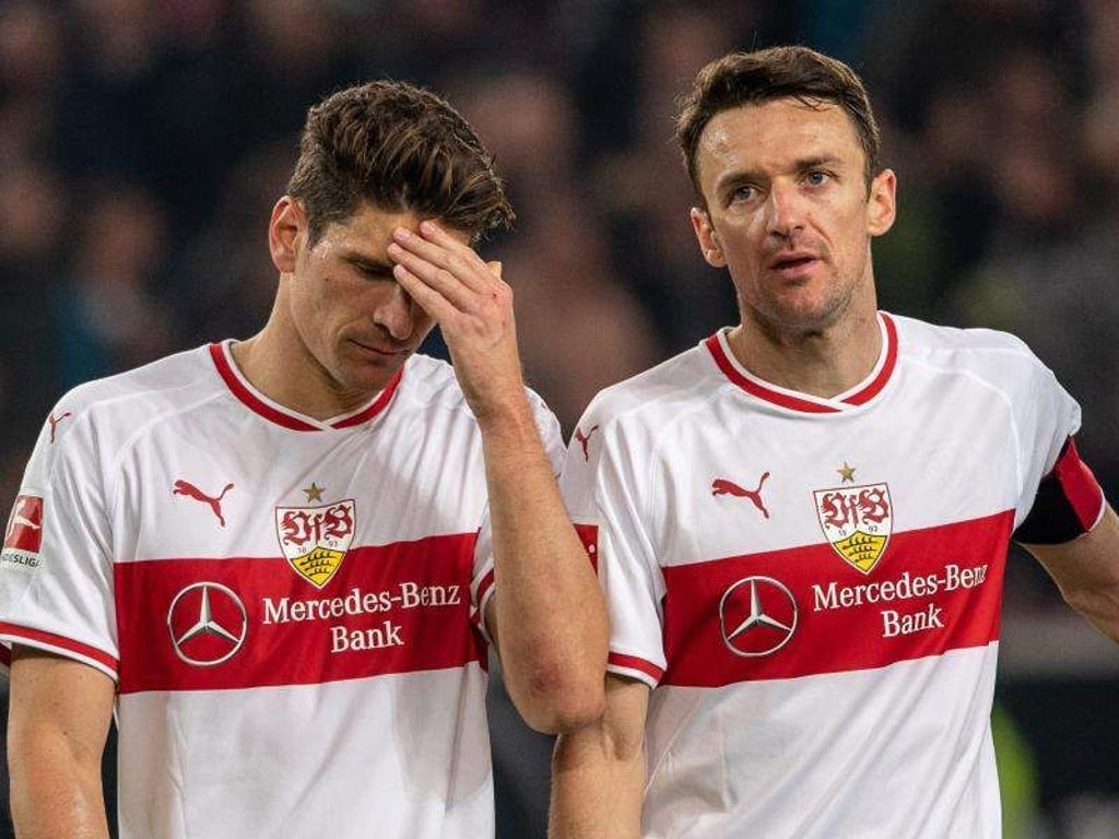 Sinnbilder der Stuttgarter Krise: Mario Gomez (l) und VfB-Kapitän Christian Gentner. Foto: Sebastian Gollnow