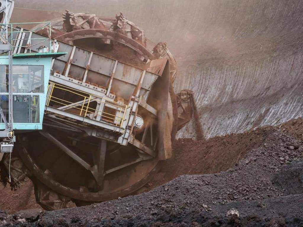 Ein Schaufelradbagger der Mibrag in einem Flöz im Tagebau Profen. Foto: Jan Woitas/Archiv