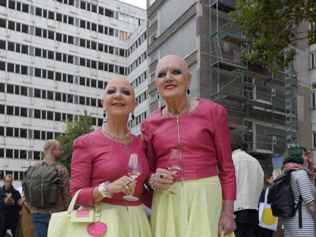Das Künstlerpaar Eva (l) und Adele besuchten die Berlin Art Week. Foto: Jörg Carstensen