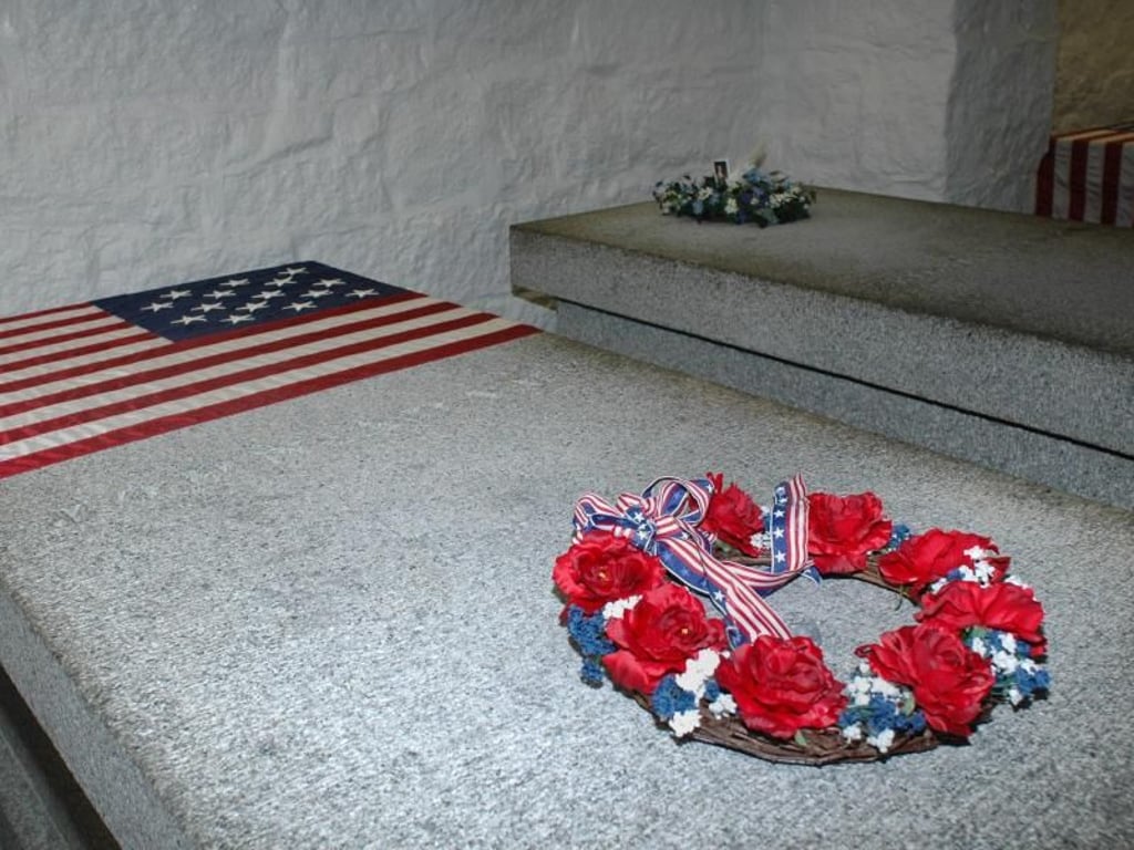 Zwei Präsidenten in einer Gruft: In Quincy bei Boston haben John Adams (Grab im Vordergrund) und John Quincy Adams ihre letzte Ruhestätte gefunden. Foto: Bob Bosworth