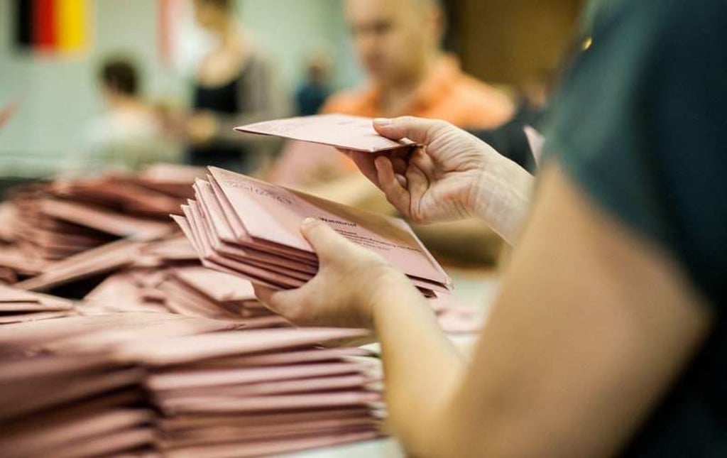 Eine Wahlhelferin sortiert am 25.05.2014 Briefwahlstimmen in der Mensa einer Schule in Berlin. Insgesamt sind rund 400 Millionen Wahlberechtigte in 28 EU-Ländern aufgerufen, über die Zusammensetzung des künftigen Europaparlaments zu entscheiden. Foto: Hauke-Christian Dittrich/dpa +++(c) dpa - Bildfunk+++