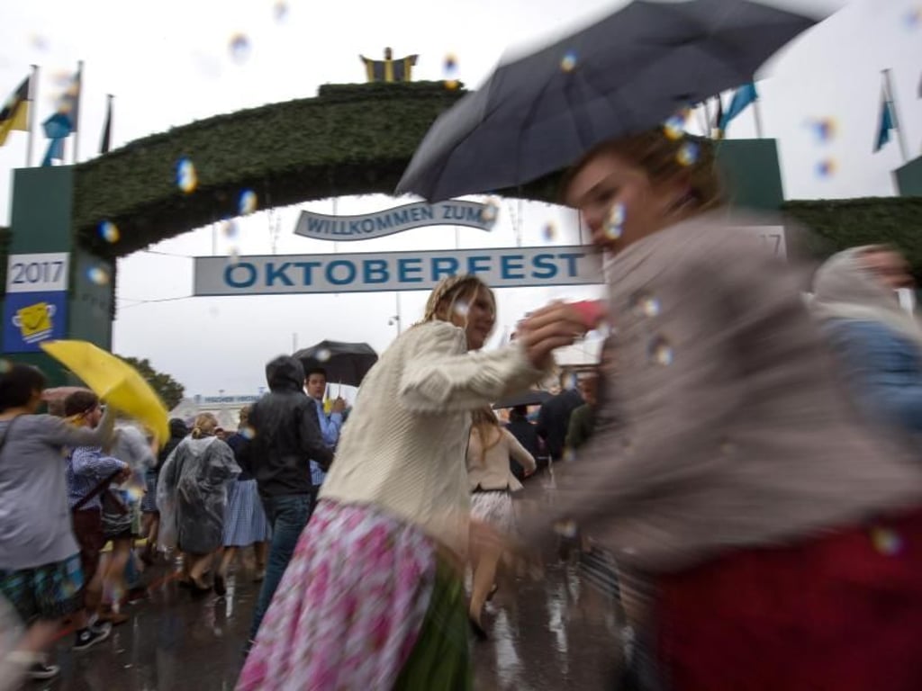 Die ersten Besucher konnten es kaum abwarten und rannten auf das Festgelände. Foto: Peter Kneffel