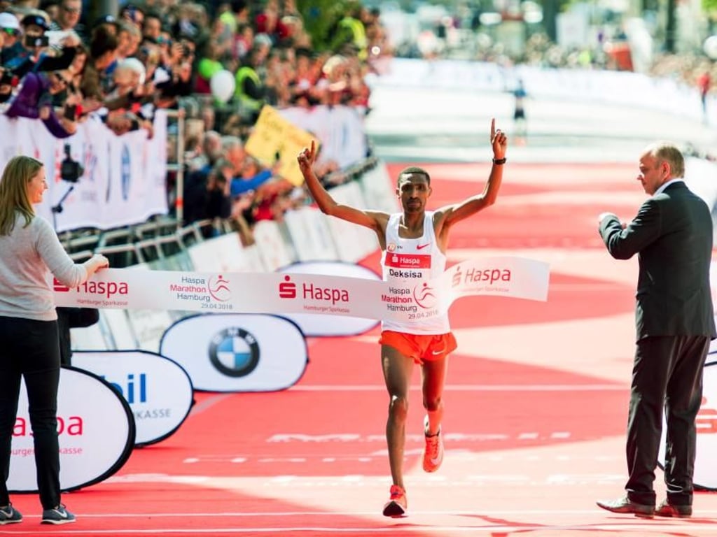 Solomon Deksisa aus Äthiopien jubelt über den Sieg beim Hamburg Marathon. Foto: Malte Christians