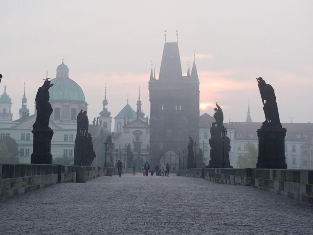 Die Karlsbrücke in Prag bei Sonnenaufgang. Foto: Sebastian Kahnert