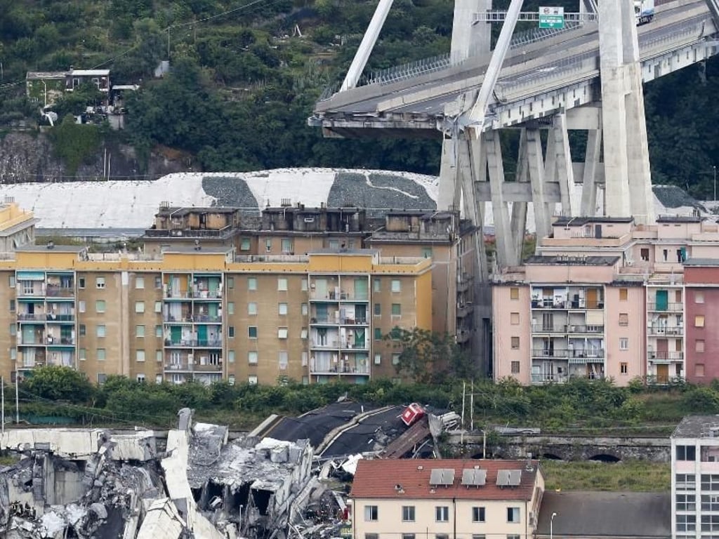 Die Opfer des Einsturzes fielen mehr als 40 Meter in die Tiefe. Foto: Antonio Calanni/AP