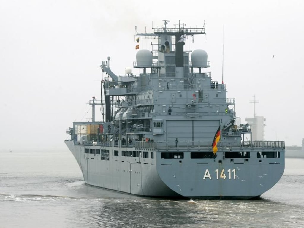 Einsatzgruppenversorger (EGV) «Berlin» verlässt den Marinestützpunkt in Wilhelmshaven. Die Bundeswehr beteiligt sich auch weiterhin an der Nato-Operation «Sea Guardian», mit der die Seewege im Mittelmeer gesichert werden sollen. Foto: Ingo Wagner/Archiv