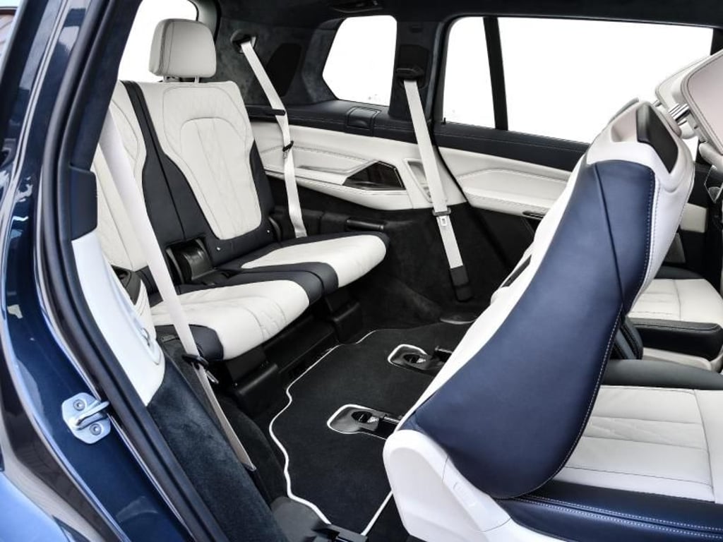 Im X7 gibt es drei Sitzreihen. Dabei sind die serienmäßigen Sessel im Heck durchaus auch für Erwachsene geeignet. Foto: BMW