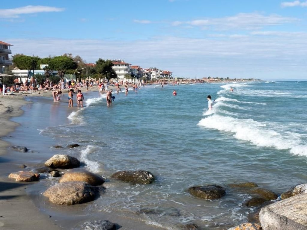 Die Olympische Riviera lädt natürlich auch zum Baden ein - hier der Strand von Paralia. Foto: Andreas Drouve