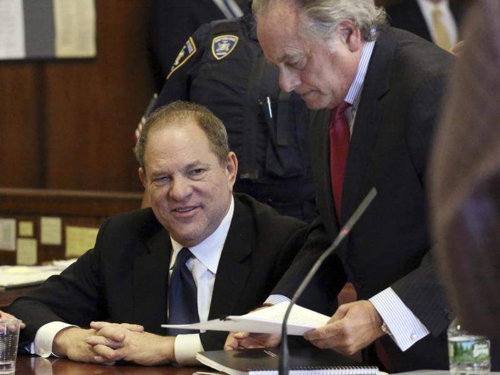 Ex-Filmproduzent Harvey Weinstein (l) und sein Anwalt Benjamin Brafman haben bei Gericht ein fast 160 Seiten langes Schreiben eingereicht. Darin machen sie darauf aufmerksam, dass die Staatsanwaltschaft der Grand Jury wichtige E-Mails vorenthalten hat. Foto: Jefferson Siegel/Pool The Daily News/AP