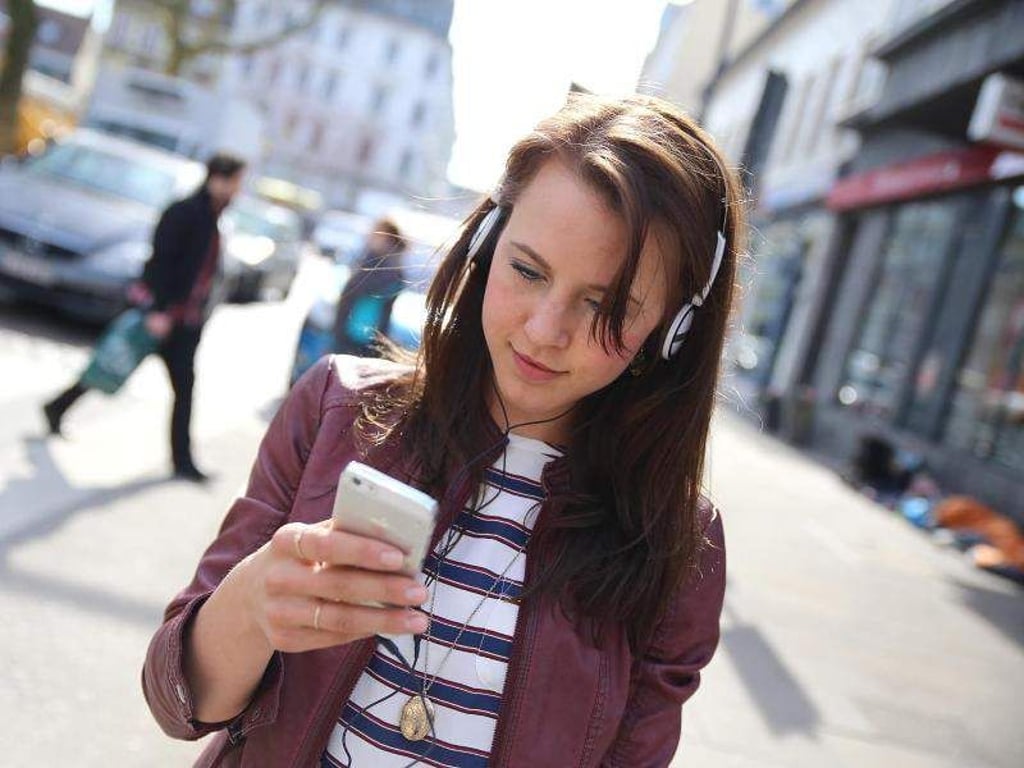 Besser nicht im Straßenverkehr: Musik über Kopfhörer hören kann gefährlich sein. Foto: Mascha Brichta