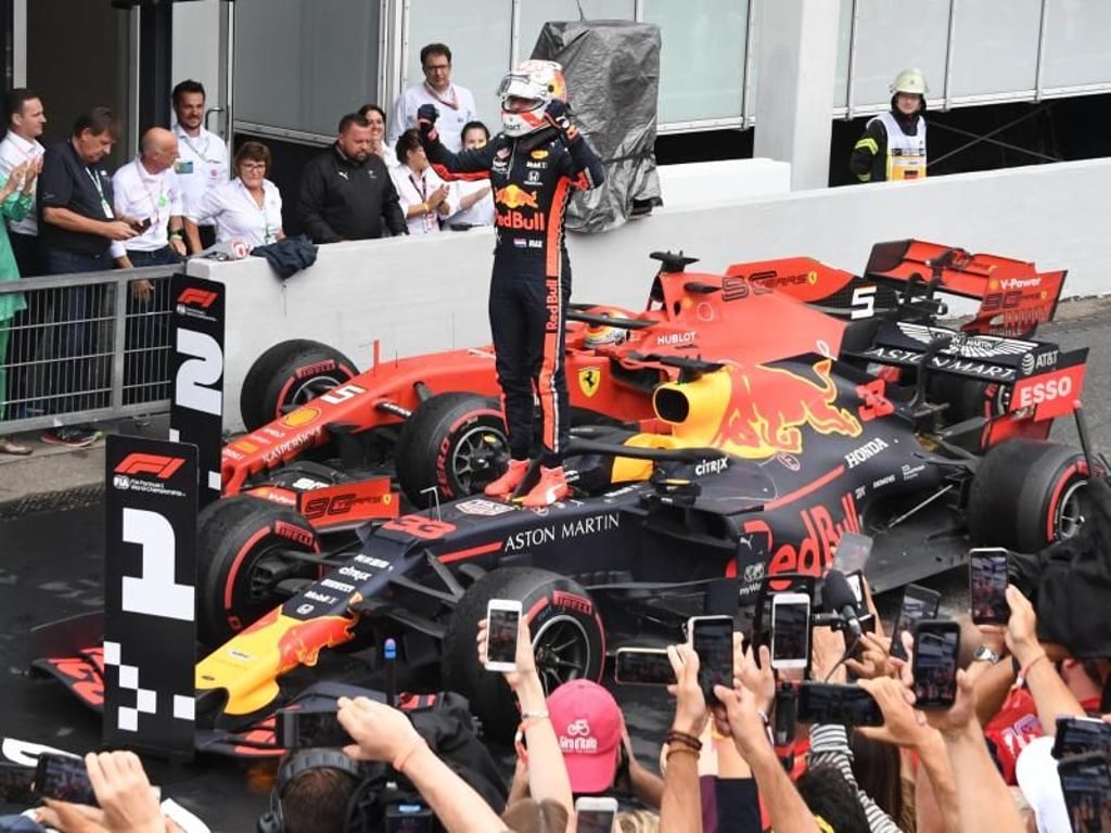 Red-Bull-Pilot Max Verstappen jubelt nach seinem Sieg am Hockenheimring. Foto: Uli Deck